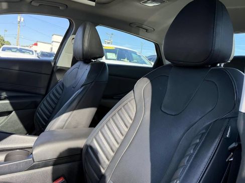 Used 2023 Hyundai Elantra Limited FWD image 9