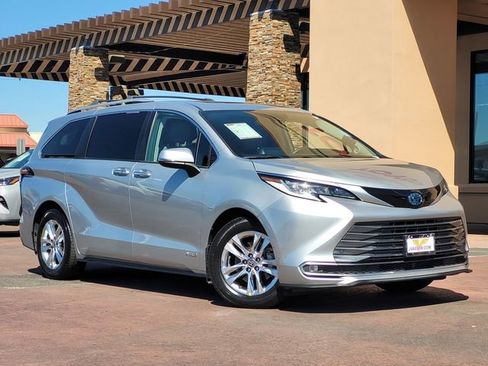 Used 2021 Toyota Sienna Limited image 2