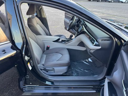 Used 2018 Toyota Camry LE FWD image 18