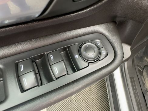 Used 2024 GMC Terrain SLE w/ Driver Convenience Package image 13