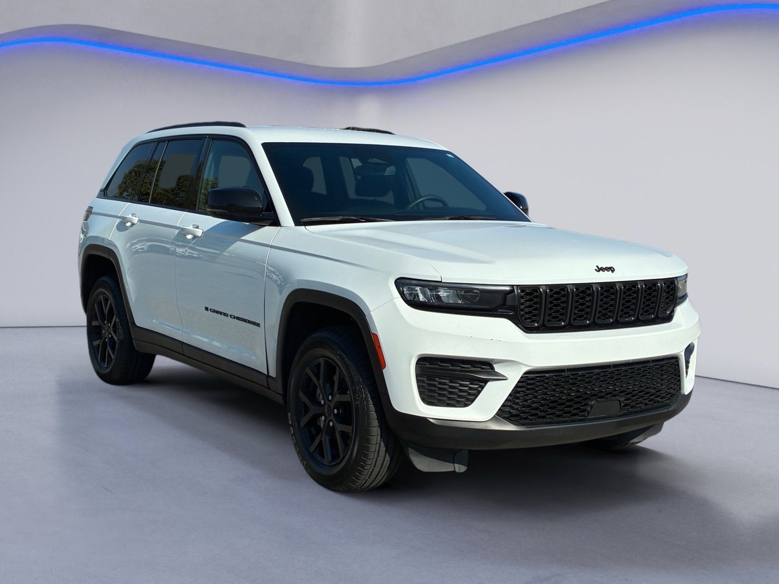 Used 2024 Jeep Grand Cherokee Altitude RWD image 5