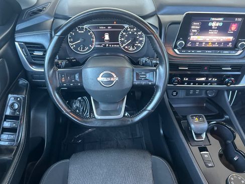 Used 2025 Nissan Rogue SV AWD/4WD image 14