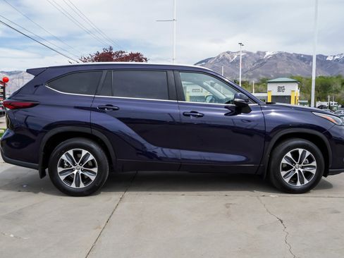 Certified 2025 Toyota Highlander XLE AWD/4WD image 9