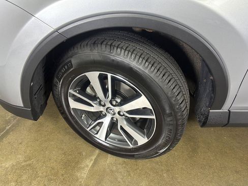 Used 2018 Toyota RAV4 XLE AWD/4WD image 5