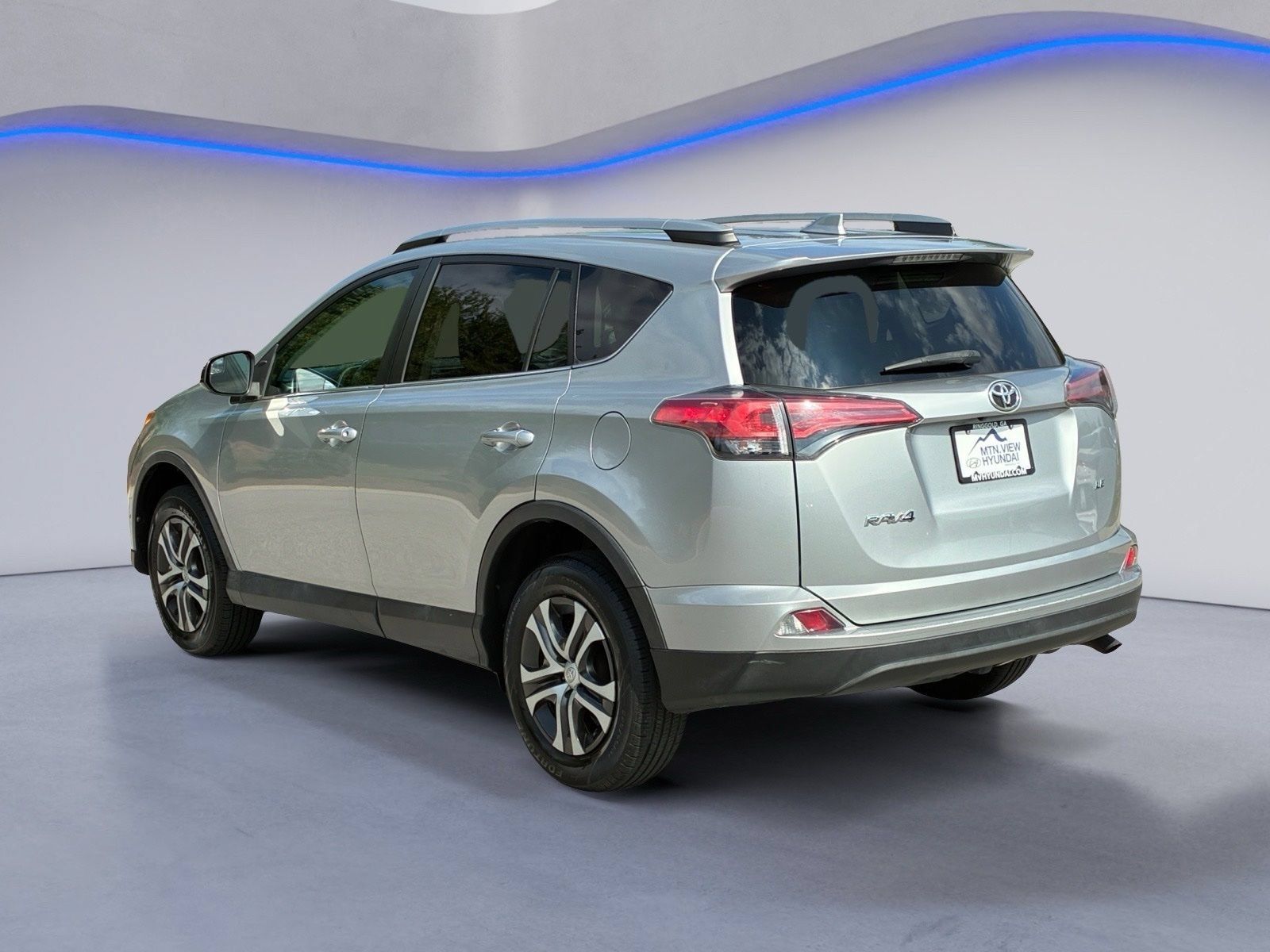 Used 2018 Toyota RAV4 LE FWD image 3