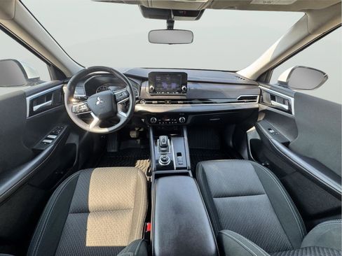 Used 2024 Mitsubishi Outlander ES image 11