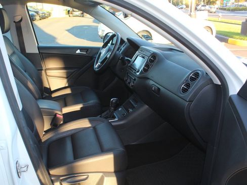 Used 2017 Volkswagen Tiguan S image 11