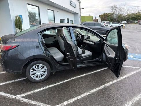 Used 2019 Toyota Yaris L image 12