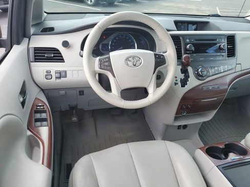 Used 2014 Toyota Sienna XLE image 10