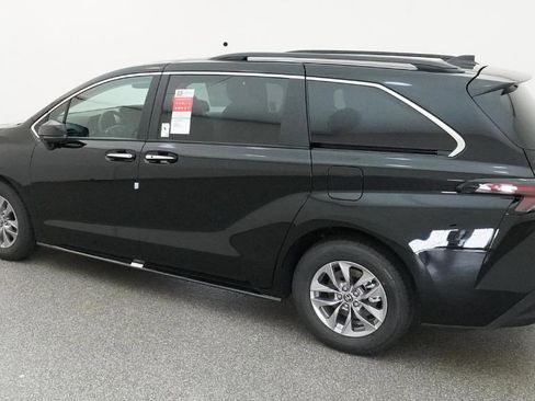 New 2026 Toyota Sienna XLE FWD image 17
