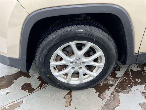 Used 2015 Jeep Cherokee Latitude w/ Cold Weather Group image 24