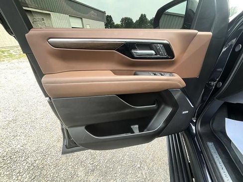 Used 2025 Chevrolet Tahoe High Country AWD/4WD image 14