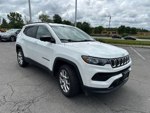 Used 2024 Jeep Compass Latitude AWD/4WD image 8