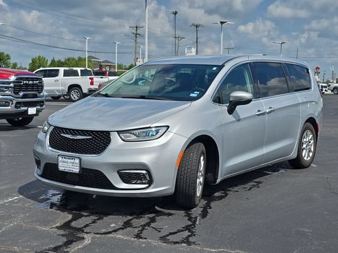 Used 2023 Chrysler Pacifica Touring-L FWD image 53