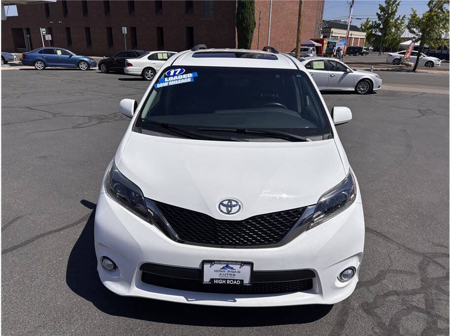 Used 2017 Toyota Sienna SE w/ SE Preferred Package FWD image 8