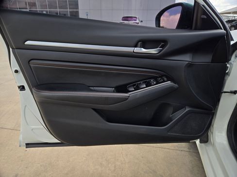 Used 2023 Nissan Altima 2.5 SR w/ SR Premium Package image 11