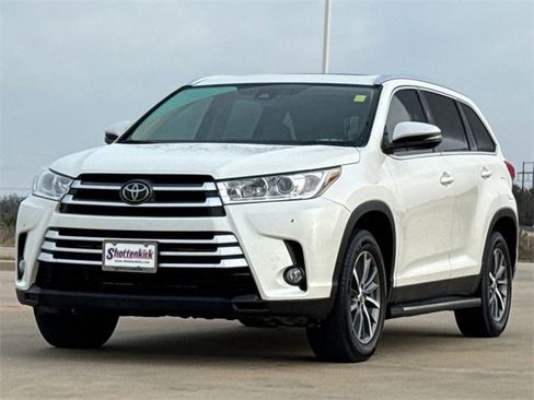 Used 2019 Toyota Highlander XLE image 3