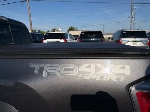 Used 2020 Toyota Tacoma TRD Sport w/ Technology Package AWD/4WD image 15