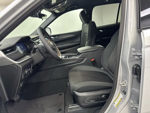 New 2025 Jeep Grand Cherokee Laredo w/ Luxury Tech Group I image 9