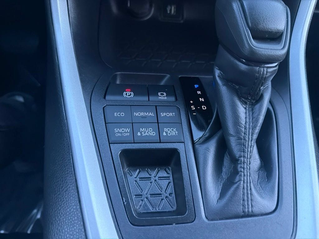 Certified 2025 Toyota RAV4 LE AWD/4WD image 29