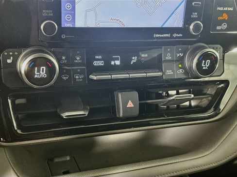 Used 2020 Toyota Highlander XLE AWD/4WD image 24