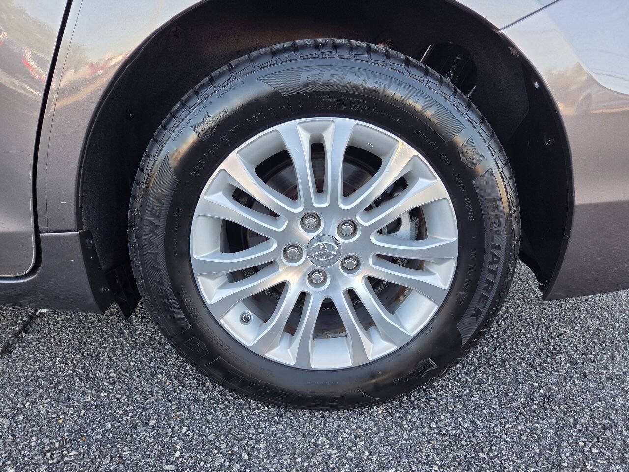 Used 2015 Toyota Sienna XLE FWD image 5