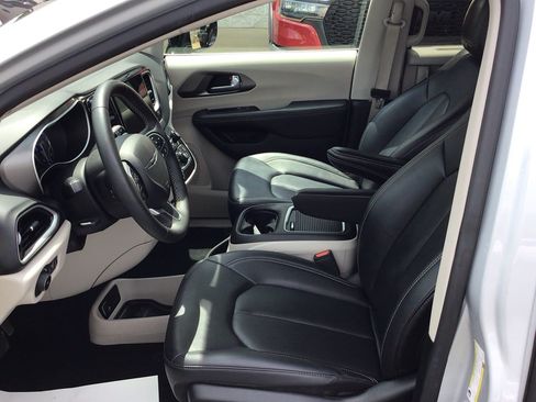 Certified 2024 Chrysler Pacifica Touring-L FWD image 9