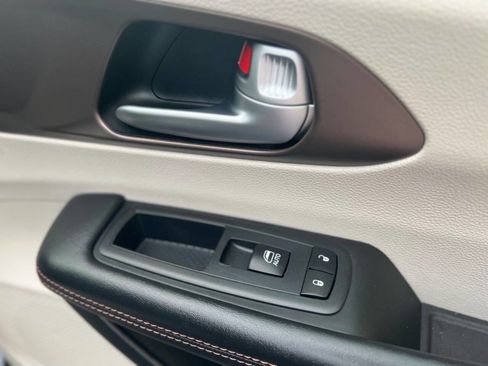 Used 2018 Chrysler Pacifica Touring-L w/ Advanced Safetytec Group image 23