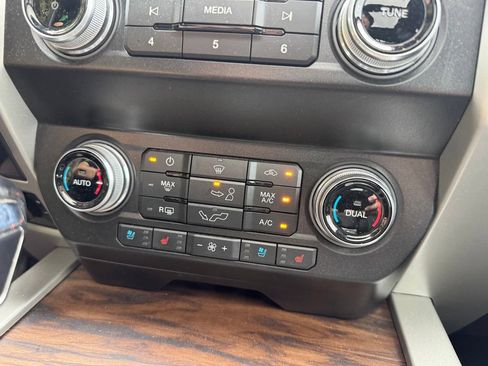 Used 2019 Ford F150 Lariat w/ Equipment Group 502A Luxury AWD/4WD image 28