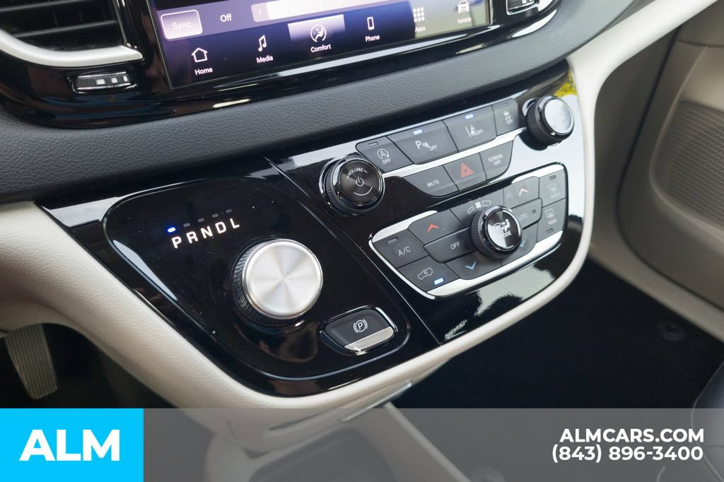 Used 2024 Chrysler Pacifica Touring-L FWD image 26