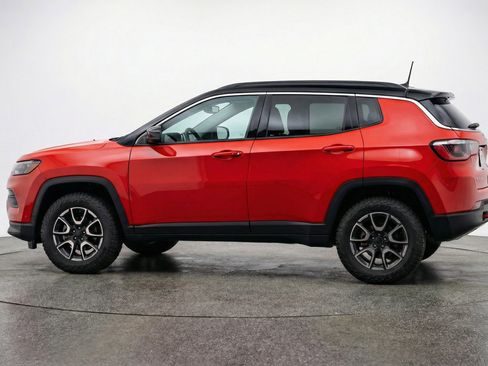 Used 2025 Jeep Compass Trailhawk AWD/4WD image 5