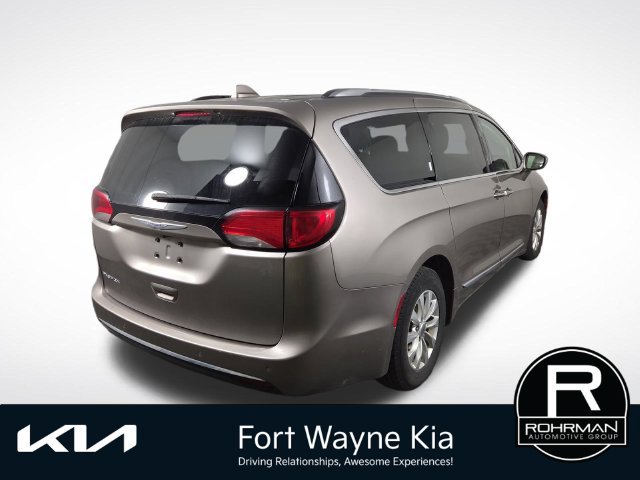 Used 2018 Chrysler Pacifica Touring-L Plus FWD image 6