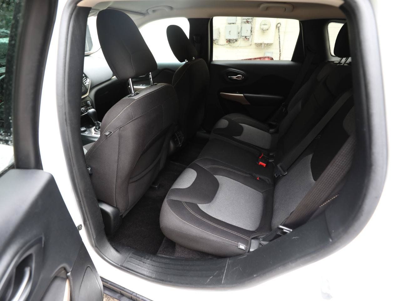 Used 2018 Jeep Cherokee Latitude w/ Altitude Package AWD/4WD image 14