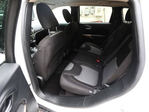 Used 2018 Jeep Cherokee Latitude w/ Altitude Package AWD/4WD image 14