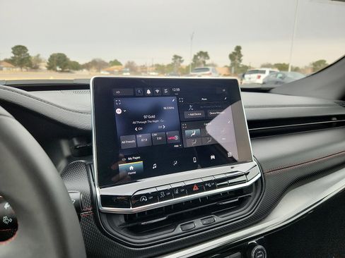 Used 2025 Jeep Compass Trailhawk image 19