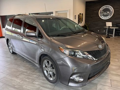 Used 2014 Toyota Sienna SE FWD image 10