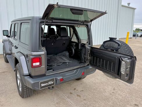 Used 2018 Jeep Wrangler Unlimited Sahara AWD/4WD image 16