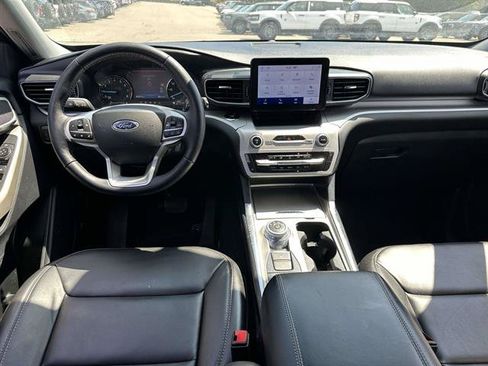 Used 2022 Ford Explorer XLT w/ Equipment Group 202A AWD/4WD image 32