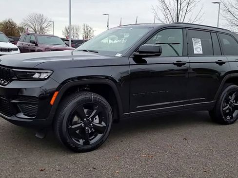 New 2025 Jeep Grand Cherokee Altitude image 4