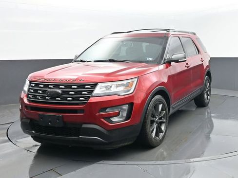 Used 2017 Ford Explorer XLT w/ Equipment Group 202A image 2
