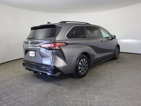 Used 2022 Toyota Sienna XSE image 9