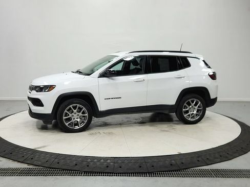 Used 2022 Jeep Compass Latitude AWD/4WD image 5