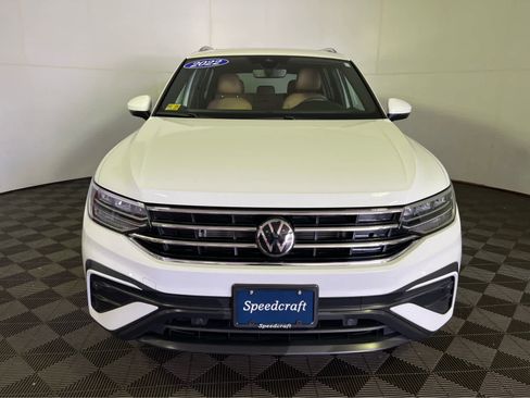 Used 2022 Volkswagen Tiguan SE w/ Panoramic Sunroof Package image 2