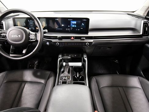 Certified 2025 Kia Sorento S w/ Panoramic Sunroof Package image 3