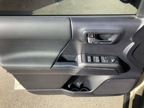 Used 2020 Toyota Tacoma TRD Sport w/ Technology Package image 10