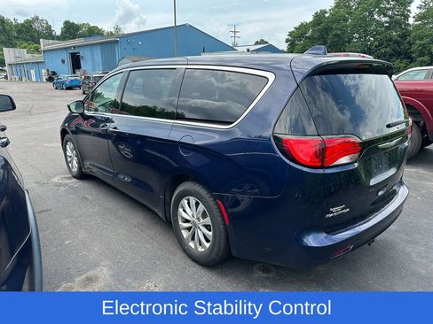 Used 2017 Chrysler Pacifica Touring FWD image 5