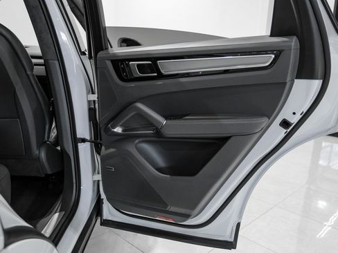Used 2020 Porsche Cayenne Turbo image 39