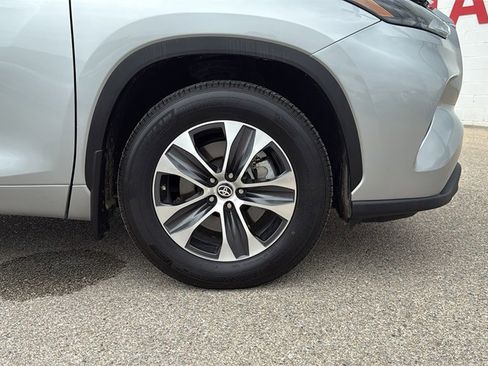 Used 2024 Toyota Highlander XLE image 30