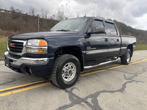 Used 2005 GMC Sierra 2500 SLT w/ Heavy-Duty Power Package image 2