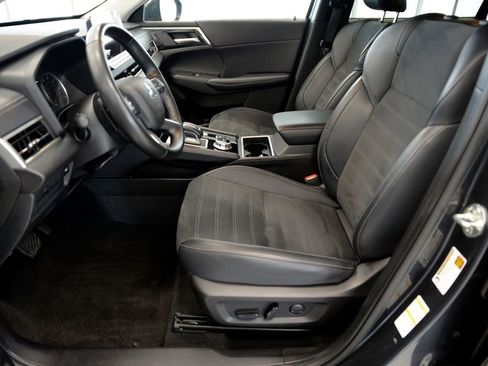 Used 2024 Mitsubishi Outlander SE image 15